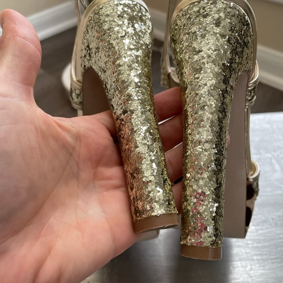 New Guess gold sequin INDRINA haircalf platform t strap sandals heels 6.5 - Picture 7 of 13